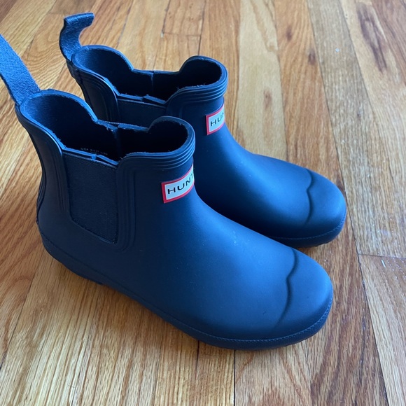 BRAND NEW: HUNTER Women’s Original Chelsea ankle rain boot.Size 6 Navy Blue - Picture 5 of 12